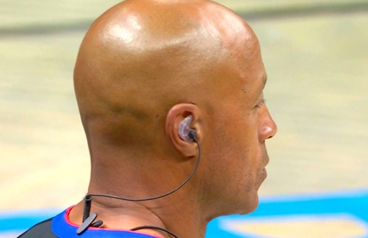 Stein：NBA將逐步讓裁判戴耳麥執(zhí)裁 但今天的揭幕戰(zhàn)不會(huì)啟用